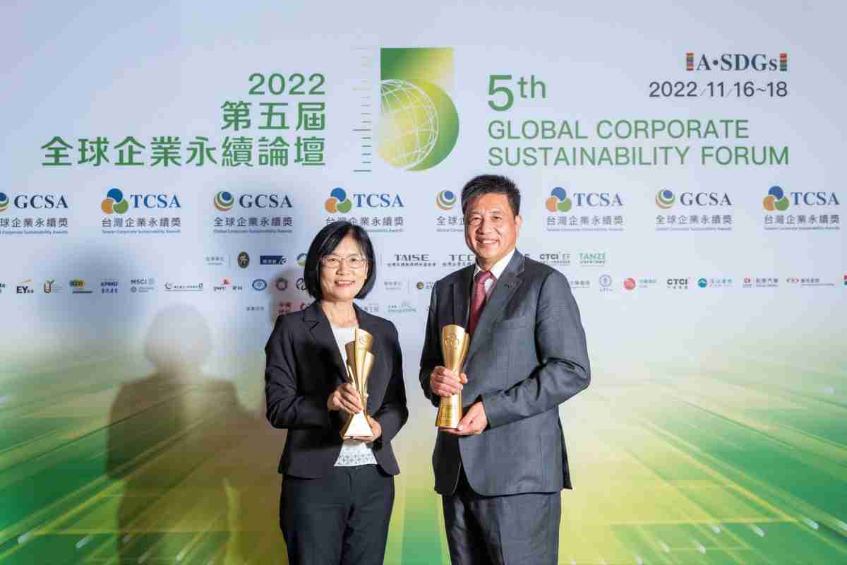 CG电子作为净零碳排先锋，，，，期引领价值链伙伴同行共好，，卫冕制造业组“十大典范企业” 二连冠殊荣(左：CG电子光电永续长古秀华，，右：CG电子光电董事长暨执行长彭双浪)