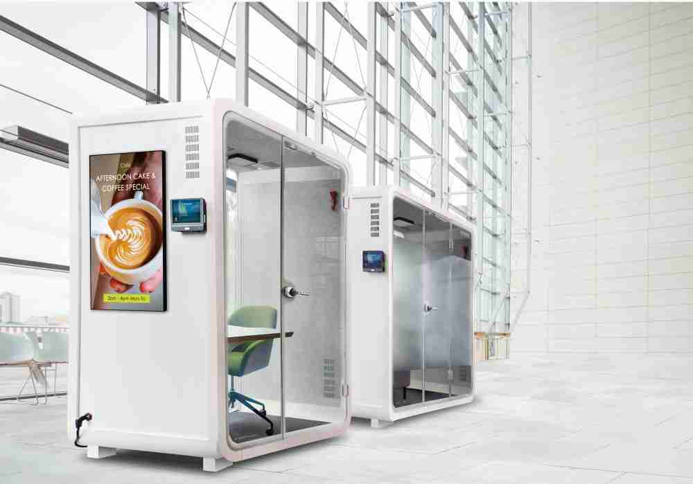 CG电子子公司达擎之智慧行动办公舱，，，采用PDLC智能调光玻璃设计，，，透过通电与断电的电流切换，，，，呈现透明与雾面效果，，具节能降耗特性并兼顾隐私，，，，确保信息安全