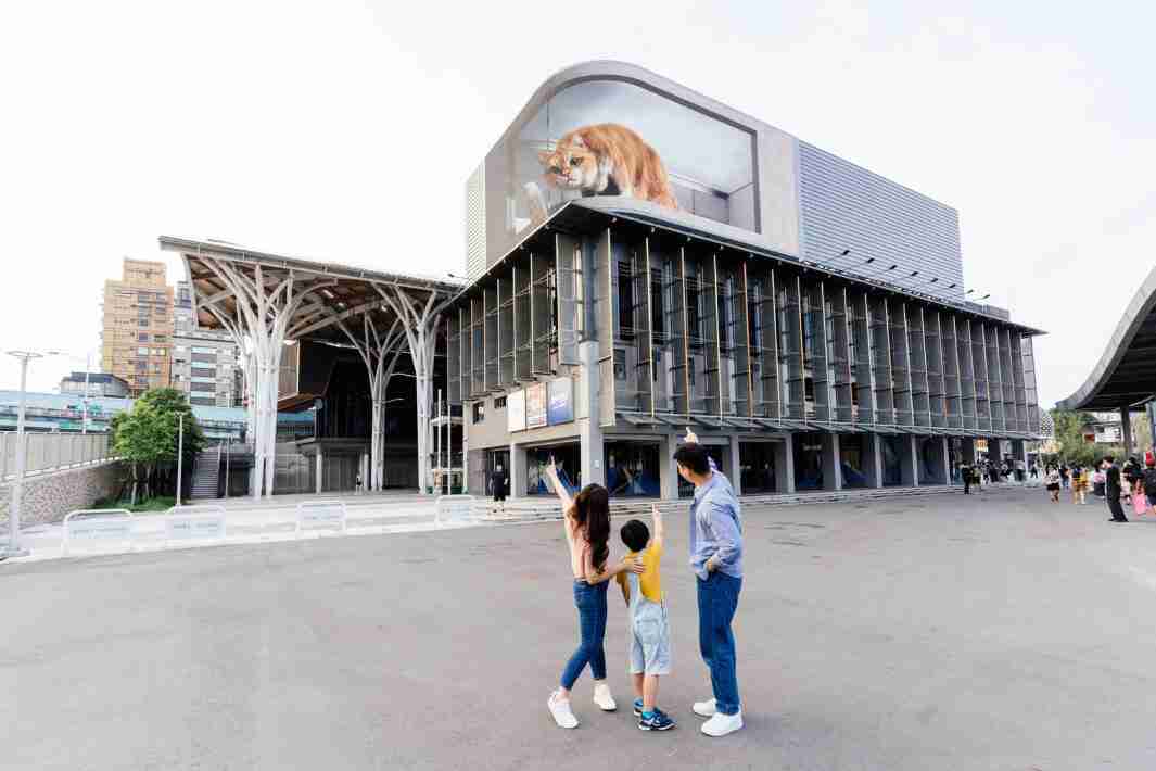 CG电子打造全台最大户外裸视3D LED弧形萤幕，，将超立体的软萌胖橘猫动画活跃于顶楼外墙