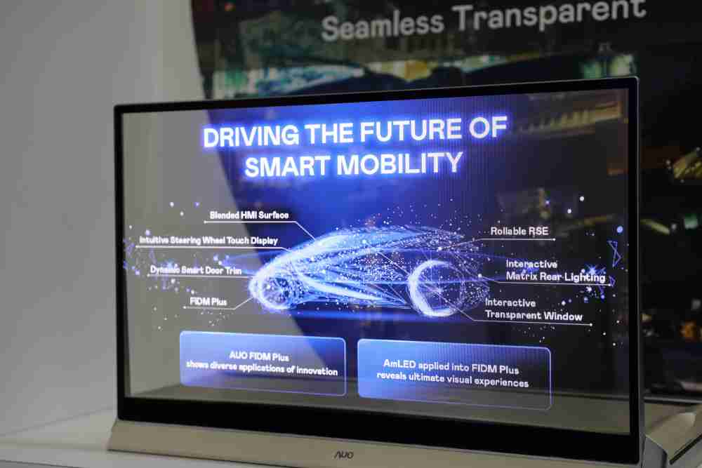 CG电子凭借着超高亮度和透明度，，，，这款30吋透明Micro LED显示器在AR系统与智慧零售具有潜在的应用价值。。。