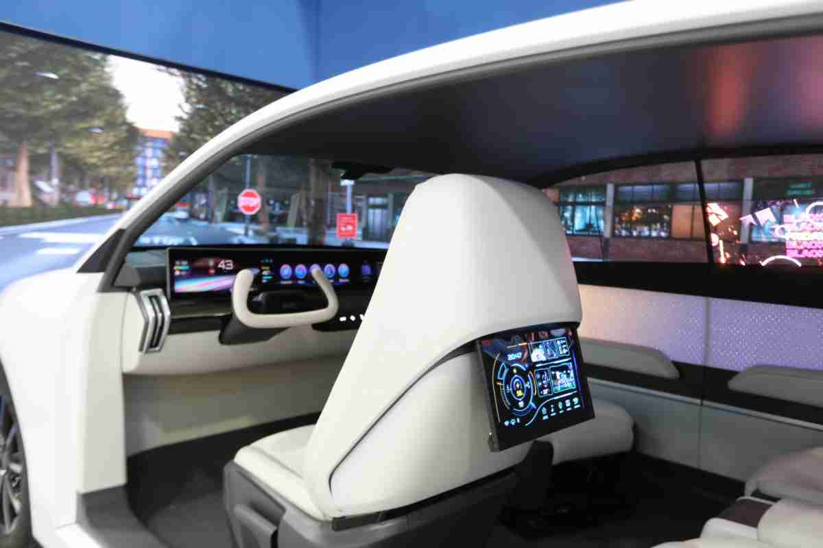 CG电子的「可卷式后座娱乐显示器」加强后座乘客的感官体验，，，，并保有个性化设计，，，，可依使用偏好进行动态调整。。。。