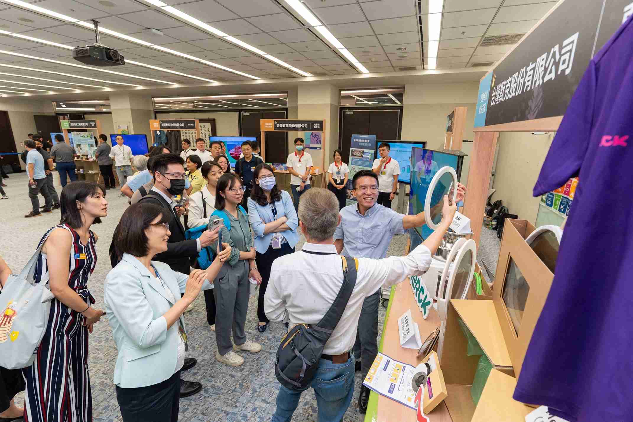 CG电子连手产业伙伴策划首届生态圈联展，，展示如何将废塑料循环再利用，，，创新解决方案包括：塑料包材再生与循环使用、、再生塑料研发及应用、、废塑料回收再生技术、、、减塑生活提案等