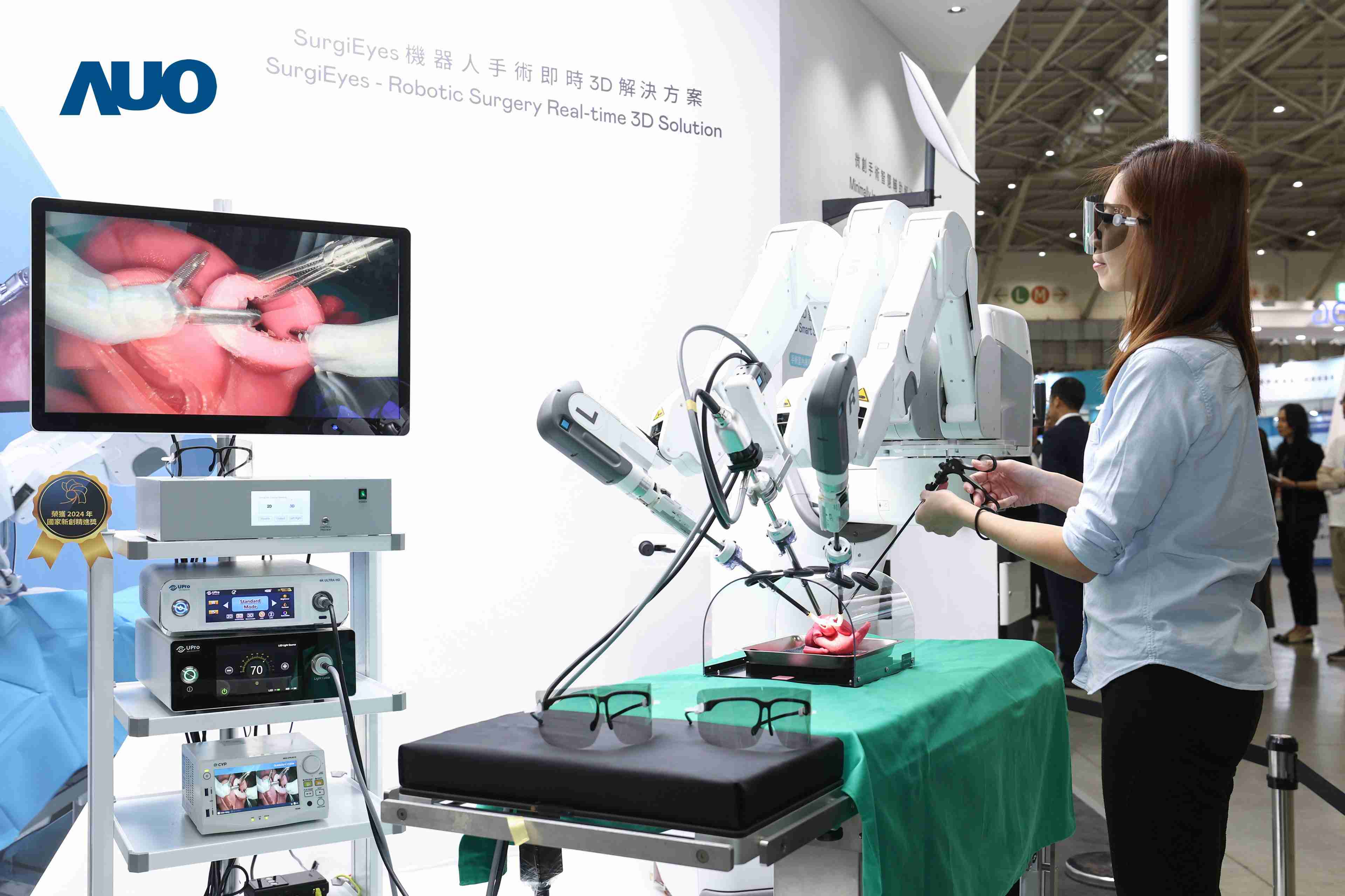 达擎以领先的3D显示技术推出〝SurgiEyes机器人手术实时3D解决方案〞，，，，整合先进3D图像处理与独家3D垂直宽视角、、、广色域的显示技术，，，，手术团队可实时同步主刀医师视角看到清晰3D影像，，，提升沟通效率与安全性。。。