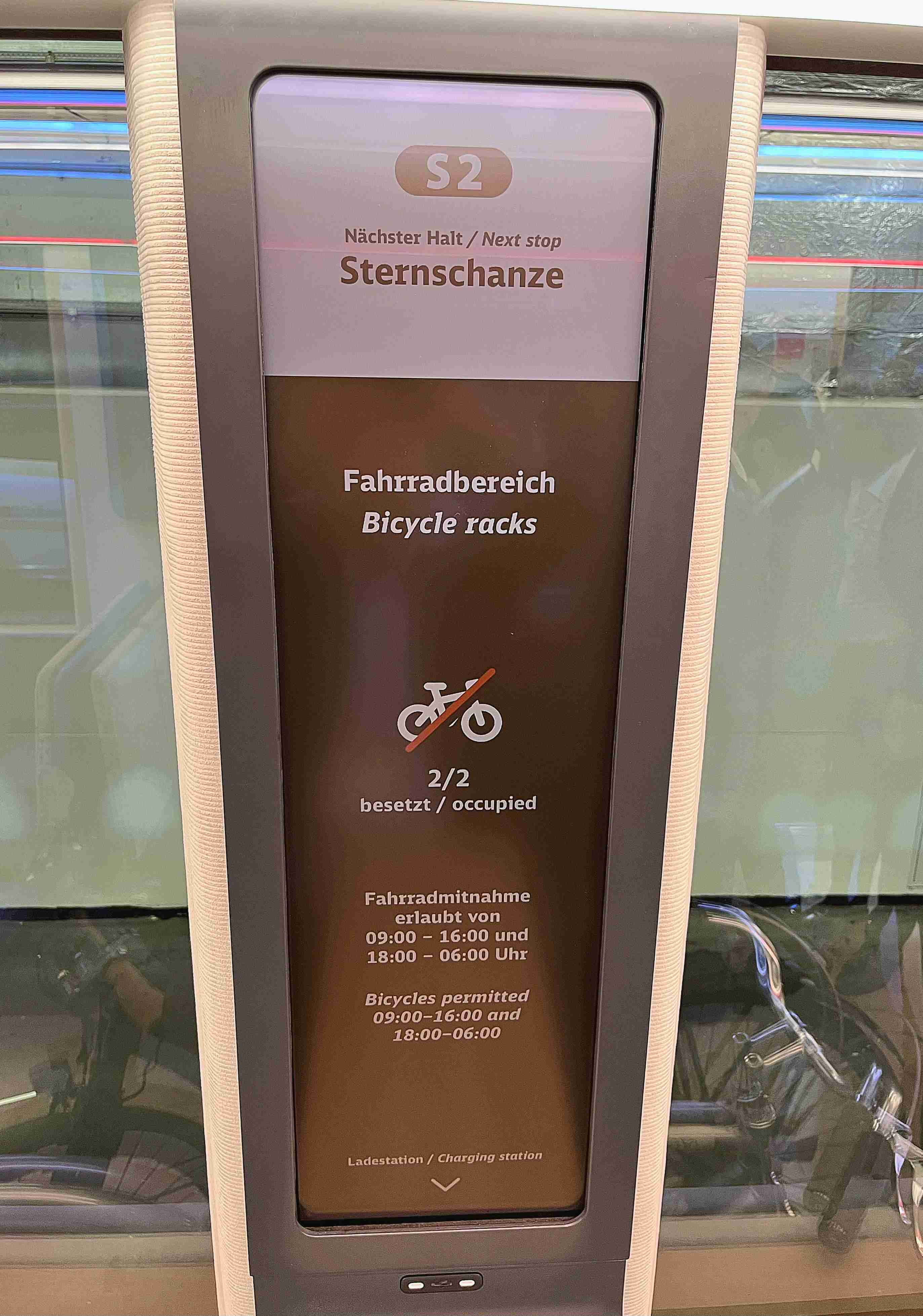 达擎HiRaso显示技术采用胆固醇液晶独特的双稳态特性及反射环境光线的方式，，，，发挥最佳能源运用效率，，，，其仅在更换显示画面时才消耗电力，，，在持续静止的画面显示上则为零耗电，，与传统液晶显示技术相比大幅节省90%能耗